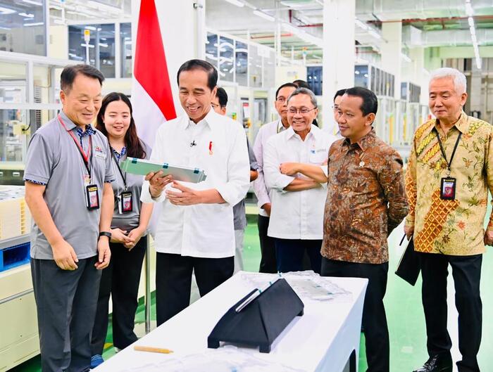 Presiden Jokowi saat mengunjungi pabrik sel baterai mobil listrik di Karawang