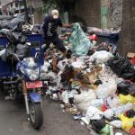 Sampah menumpuk di salah satu titik di Kota Bandung