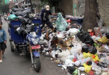 Sampah menumpuk di salah satu titik di Kota Bandung