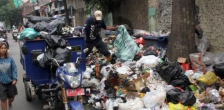 Sampah menumpuk di salah satu titik di Kota Bandung