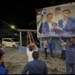 Sejumlah pengurus Partai Demokrat menurunkan baliho bergambar Anies AHY