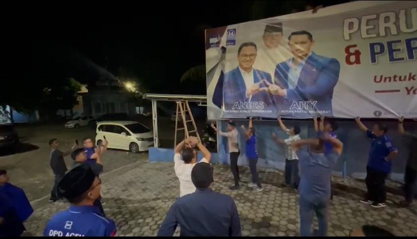 Sejumlah pengurus Partai Demokrat menurunkan baliho bergambar Anies AHY