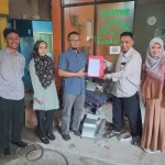 Serah terima mesin pengolah sampah organik dari tim peneliti Polban ke pengelola Pasar Swamandiri Margaasih Kabupaten Bandung