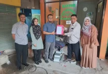 Serah terima mesin pengolah sampah organik dari tim peneliti Polban ke pengelola Pasar Swamandiri Margaasih Kabupaten Bandung