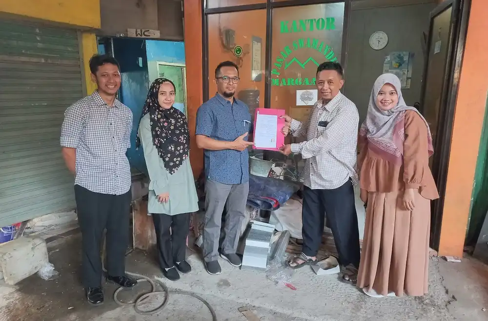 Serah terima mesin pengolah sampah organik dari tim peneliti Polban ke pengelola Pasar Swamandiri Margaasih Kabupaten Bandung