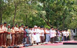 Kemarau Panjang, Ratusan Warga Purwakarta Gelar Sholat Istisqa