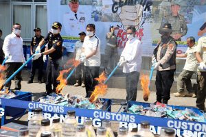 Tedy Rusmawan Ikut Musnahkan 4,6 Juta Batang Rokok Ilegal