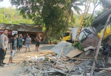 Truk Seruduk Rumah di Cianjur