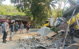 Rem Blong, Truk Seruduk Rumah Warga di Cikalongkulon Cianjur