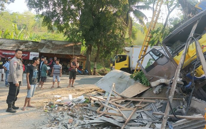 Truk Seruduk Rumah di Cianjur