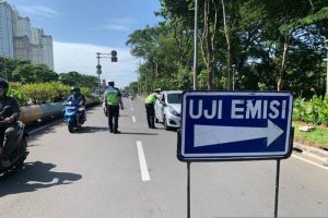 Pihak berwenang melakukan uji emisi terhadap sejumlah kendaraan