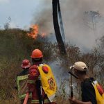 Tim gabungan berusaha memadamkan api di sektiar Gunung Guntur Garut.