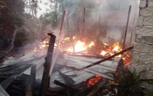 Diduga Korsleting Listrik, Kebakaran Hanguskan Dua Rumah di Desa Nangewer Purwakarta