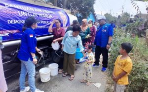 Demokrat Jabar Bantu Ratusan Warga yang Terdampak Kekeringan di Kota Bandung