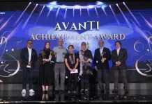 Direktur Institutional Banking BNI 46, Muhammad Iqbal dan alumni IA TI ITB dalam acara AvanTI Achievement Award