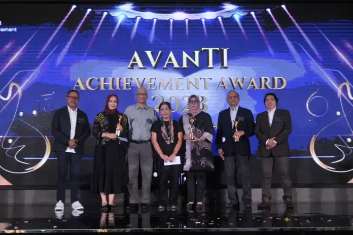 Direktur Institutional Banking BNI 46, Muhammad Iqbal dan alumni IA TI ITB dalam acara AvanTI Achievement Award