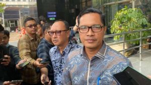 Febri Diansyah usai menjalani pemeriksaan di gedung KPK