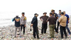 Forkipimda Sukabumi saat meninjau Pantai Cibutun