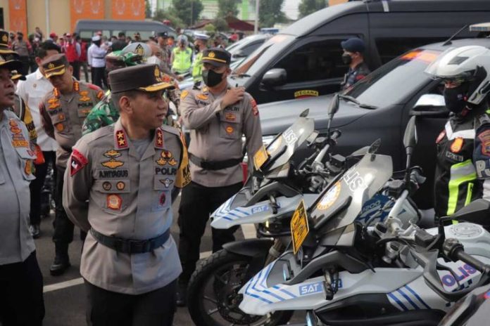 Kapolda Jawa Barat Irjen Pol Akhmad Wiyagus mengecek kesiapan personel