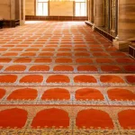 Karpet masjid, elemen desain yang memiliki dampak mendalam pada pengalaman jamaah serta estetika keseluruhan masjid