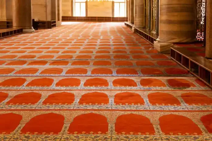 Karpet masjid, elemen desain yang memiliki dampak mendalam pada pengalaman jamaah serta estetika keseluruhan masjid