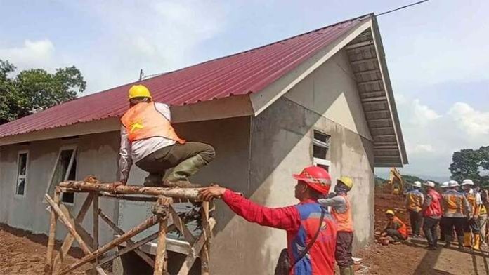 Para pekerja pembangunan rumah tahan gempa di Cianjur (1)