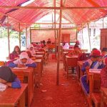 Para siswa belajar di tenda darurat