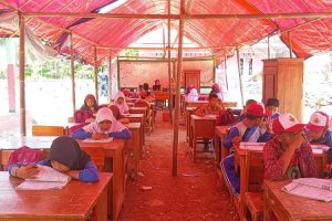 Para siswa belajar di tenda darurat