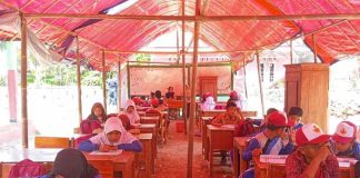 Para siswa belajar di tenda darurat