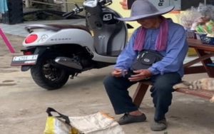 Tak Punya Hati! Kakek Penjual Gula di Tasikmalaya Dibayar Pakai Uang Mainan