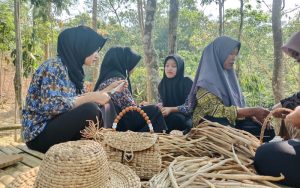 Keren… Pelajar di Ujung Barat Purwakarta Diajarkan Membuat Kerajinan dari Eceng Gondok