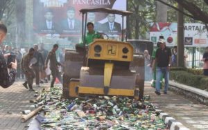 Musnahkan Ribuan Botol Miras saat Hari Kesaktian Pancasila di Bogor, Iwan Setiawan Bilang Begini