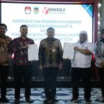 Penandatangan MoU dana hibah Pilkada Purwakarta--