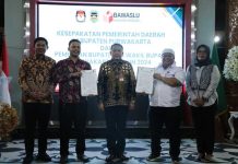 Penandatangan MoU dana hibah Pilkada Purwakarta--