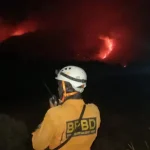 Petugas BPBD Garut bersiaga di lokasi kebakaran di Gunung Papandayan