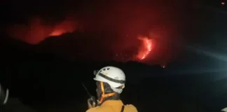 Petugas BPBD Garut bersiaga di lokasi kebakaran di Gunung Papandayan