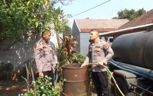 Warga Alami Krisis Air Bersih, Polres Purwakarta Kirimkan Bantuan