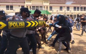 Antisipasi Kerusuhan Pemilu 2024, Polres Purwakarta Gelar Simulasi Sispam Kota