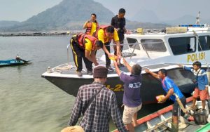 Sambil Patroli, Satpolairud Polres Purwakarta Lakukan Ini