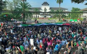 Ribuan umat Islam di Jawa Barat menggelar aksi dukungan terhadap Palestina