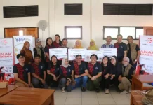 Serah terima donasi untuk sarana penunjang pendidikan kepada empat sekolah terdampak gempa di Cianjur dari YCAB, Yayasan Pundi Amal Peduli Kasih dan RANS Entertainment