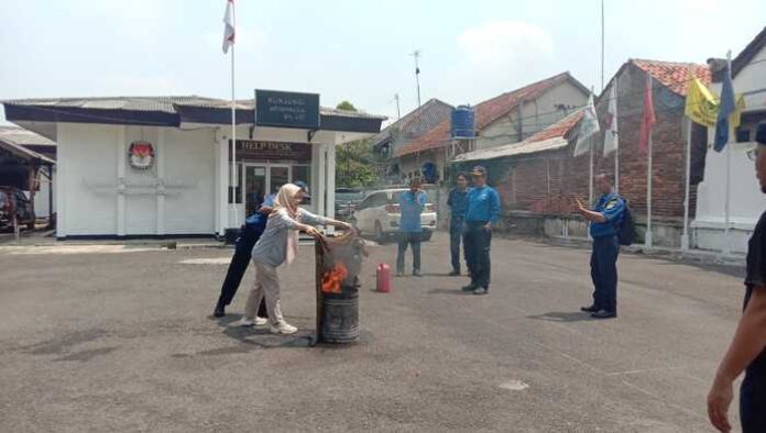 Simulasi pemadam kebakaran di lingkungan KPU Purwakarta (1)