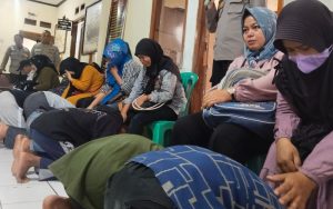 Pelajar SMP di Purwakarta yang Ditangkap Polisi saat Hendak Tawuran Mewek Dihadapan Orang Tua
