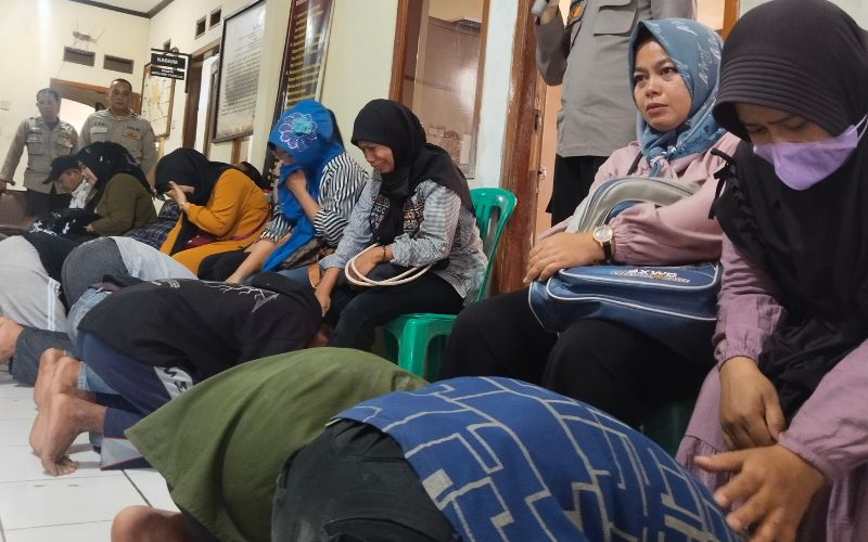 Pelajar SMP di Purwakarta yang Ditangkap Polisi saat Hendak Tawuran Mewek Dihadapan Orang Tua