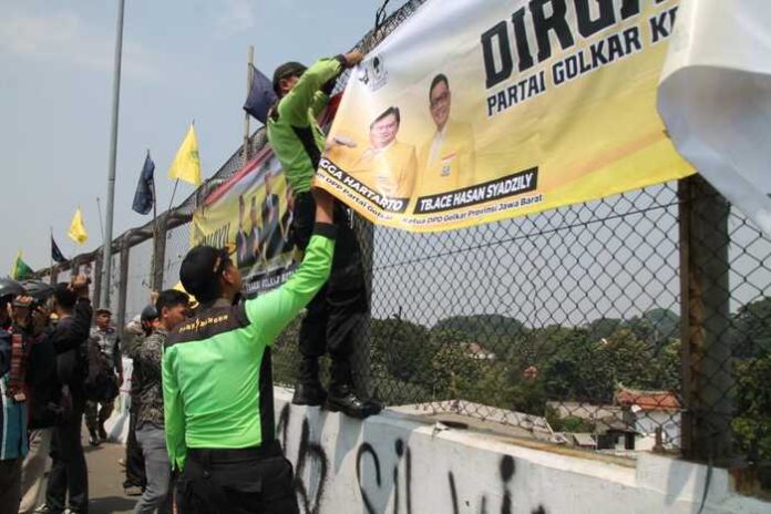 Tim Tangkas Pemkot Bogor melakukan penertiban spanduk dan baliho partai politik