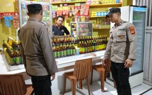 Cegah Perdasaran Miras, Polisi Datangi Toko Jamu Tradisional di Desa Cidulang Majalengka