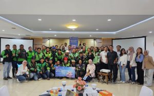 Jasaraharja Putera Beri Santunan ke Pengemudi Ojol di Bandung