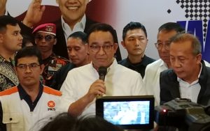 Anies Baswedan Heran Bansos Disalurkan di Pinggir Jalan, Sindir Presiden Jokowi?
