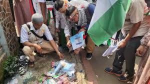 Aksi warga Desa Bantarsari Bogor membakar bendera Israel (1)