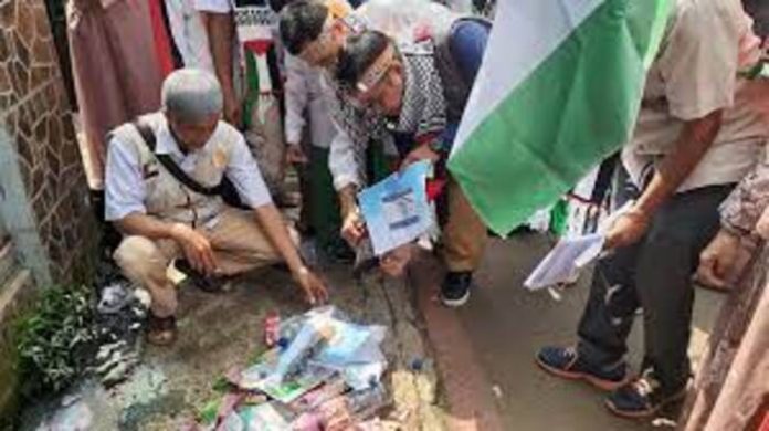Aksi warga Desa Bantarsari Bogor membakar bendera Israel (1)